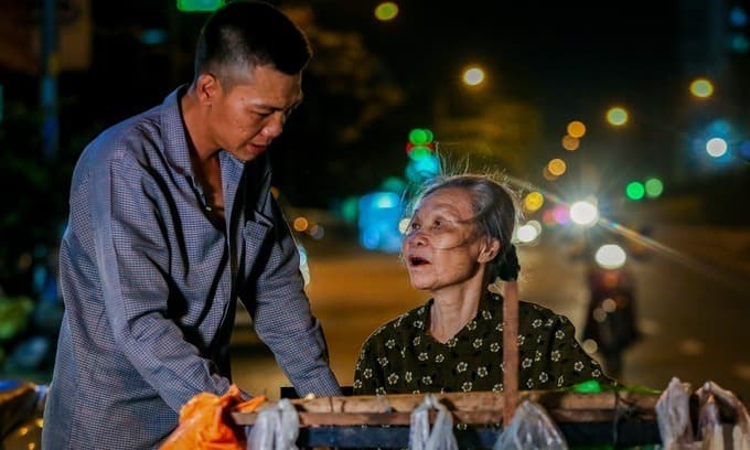 Nocturnal ragpicker carts old mother along for the ride