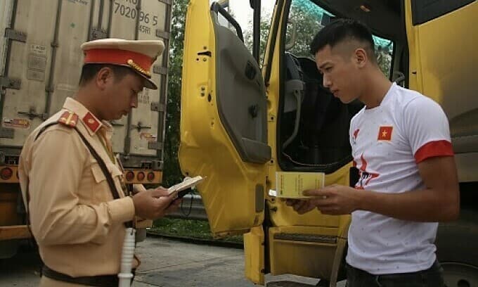 Dong Nai traffic cops accuse superiors of greased palms