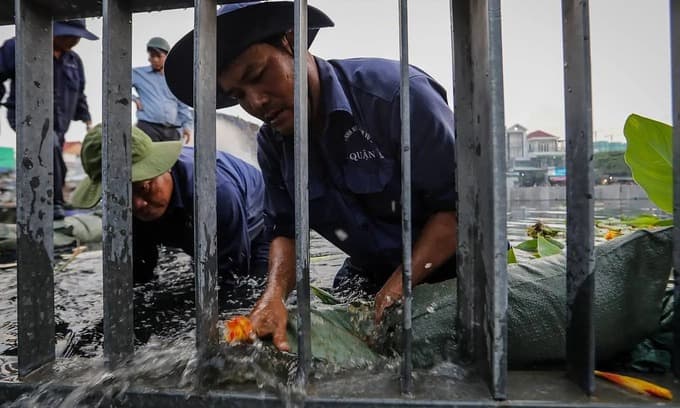 Heavy flooding imminent in Saigon following high tide
