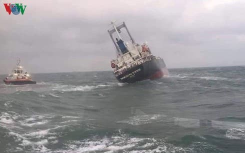 18 seamen of 9,000-tonne cargo ship saved at sea off Ha Tinh
