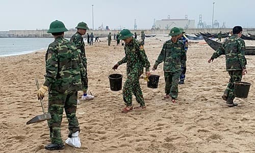 Thai ship sinks, oil spill spreads over Vietnam coast