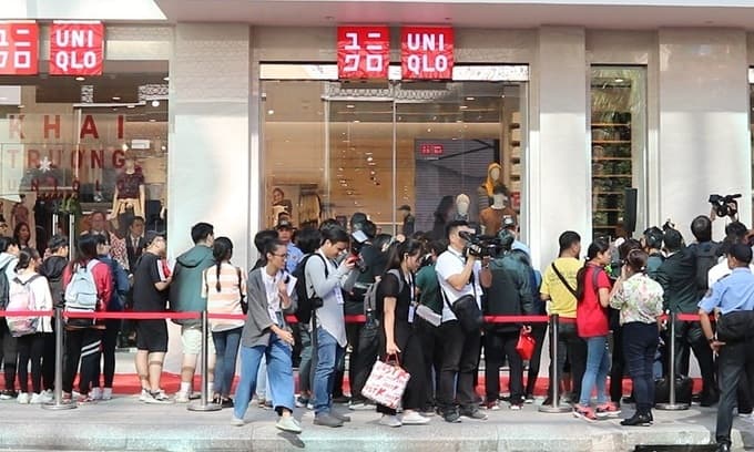 Saigon shopaholics up before daybreak for Uniqlo store opening