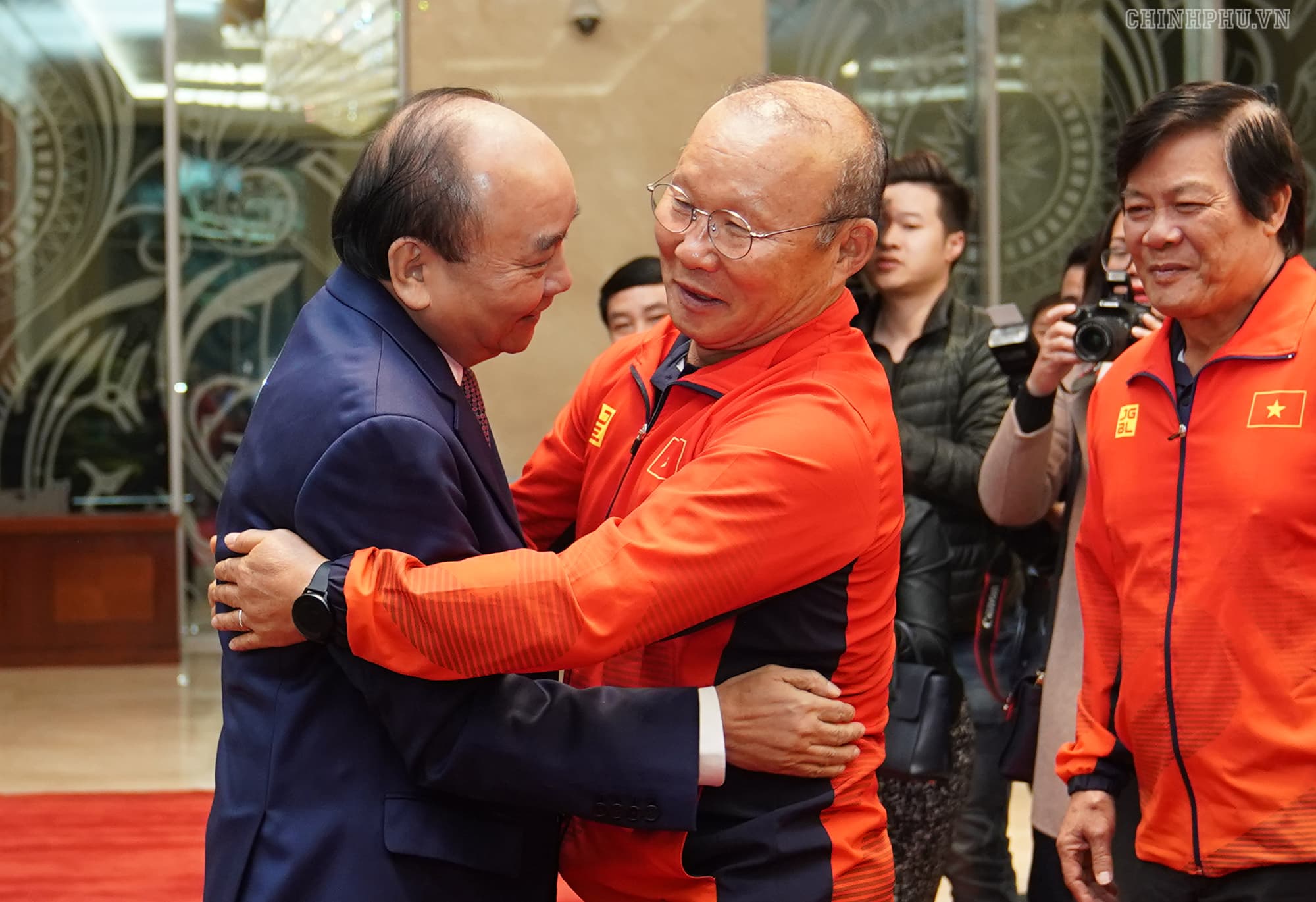 PM Phuc meets 2019 SEA Games football champions