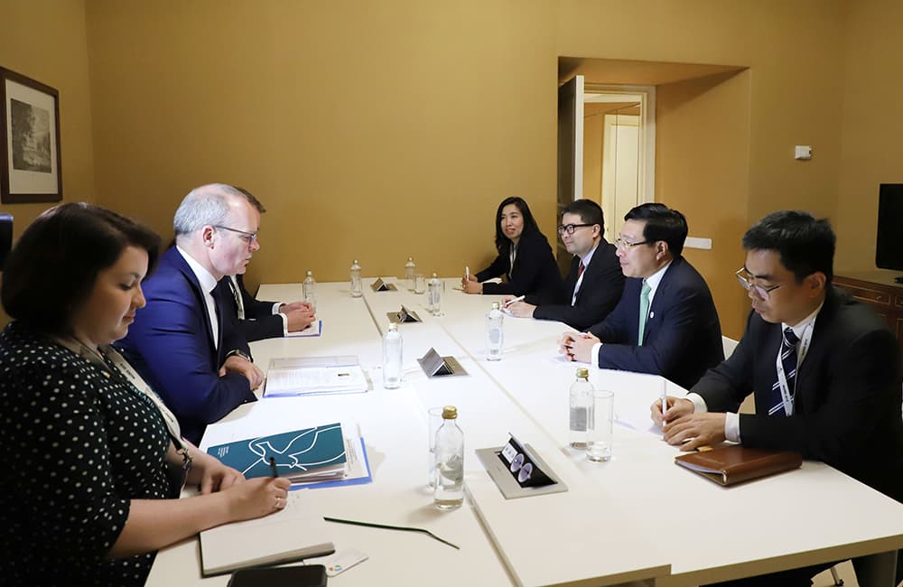 Deputy PM, FM Minh busy on sidelines of 14th ASEAM FMM