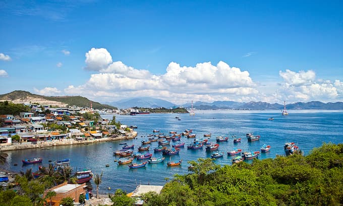 More S. Korean carriers descend on central Vietnam seaside
