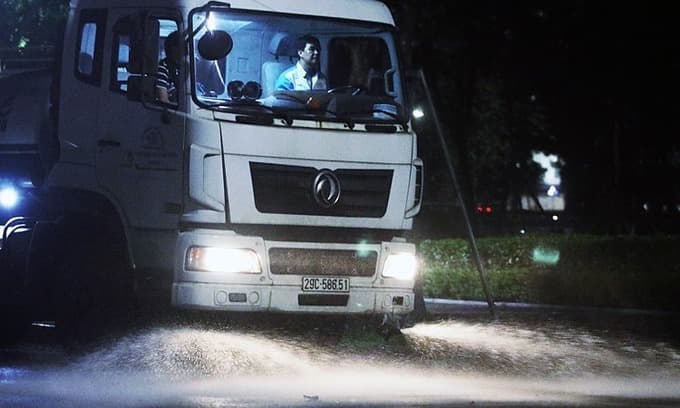 Pollution-hit Hanoi resorts to water trucks to wash away dust