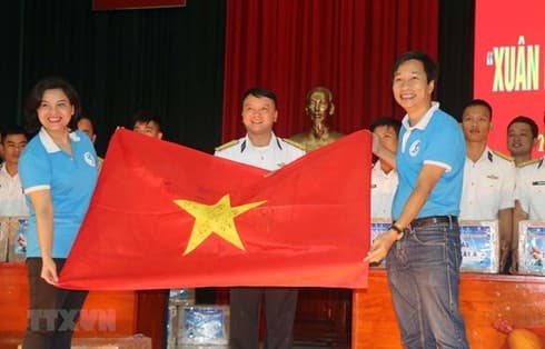 Tet gifts presented to soldiers on Truong Sa, DK1 platform