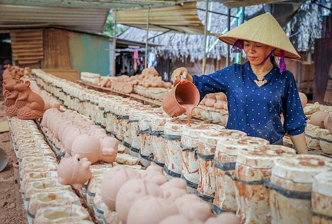 Southern ceramic kilns work overtime as Year of the Mouse nears