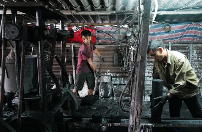 The fading fires of Hanoi's charcoal stoves