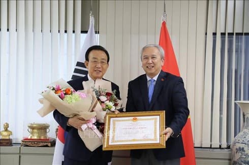 Labour Order of Vietnam bestowed upon Former governor of RoK province