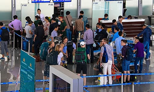 First airline in Vietnam lets passengers self-check luggage