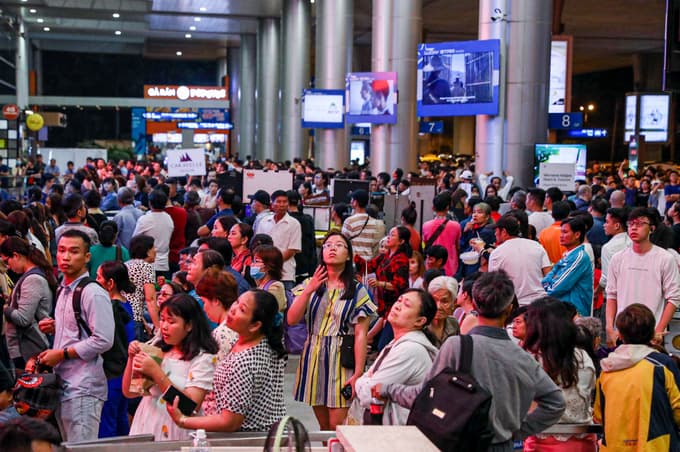 Tan Son Nhat airport teems with Tet family reunions