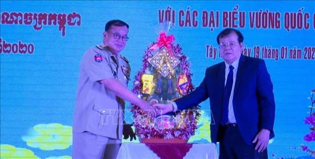 Cambodian border officials pay Tet visit to Tay Ninh