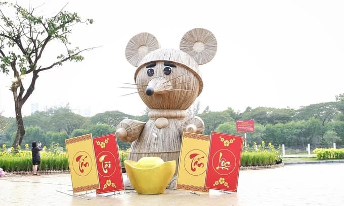Spring flower fest heralds Tet festivies in Saigon expat-favored district