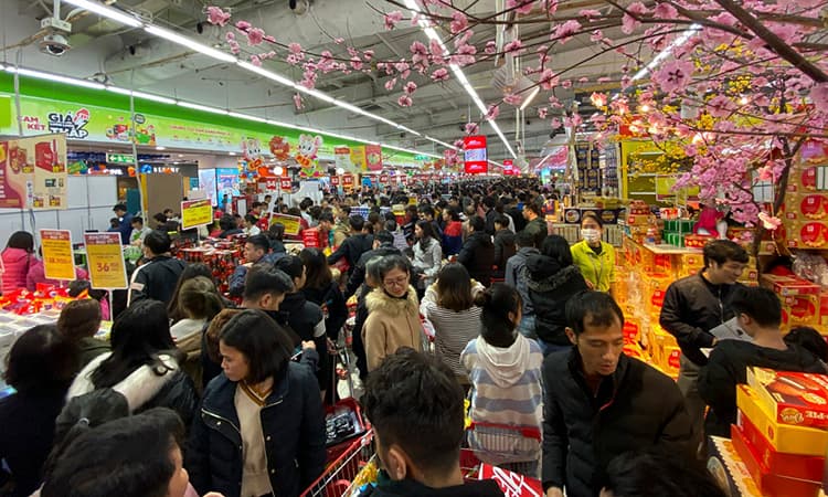 Tet shopping frenzy at Hanoi supermarkets