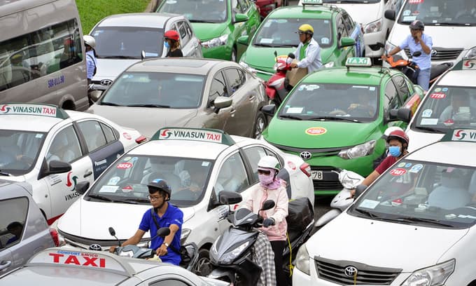 Taxis, ride-hailing apps hike Tet ride charges