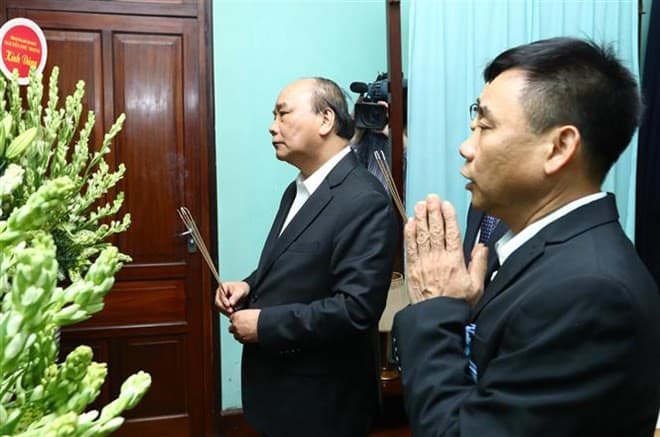 PM Nguyen Xuan Phuc offers incense to President HCM