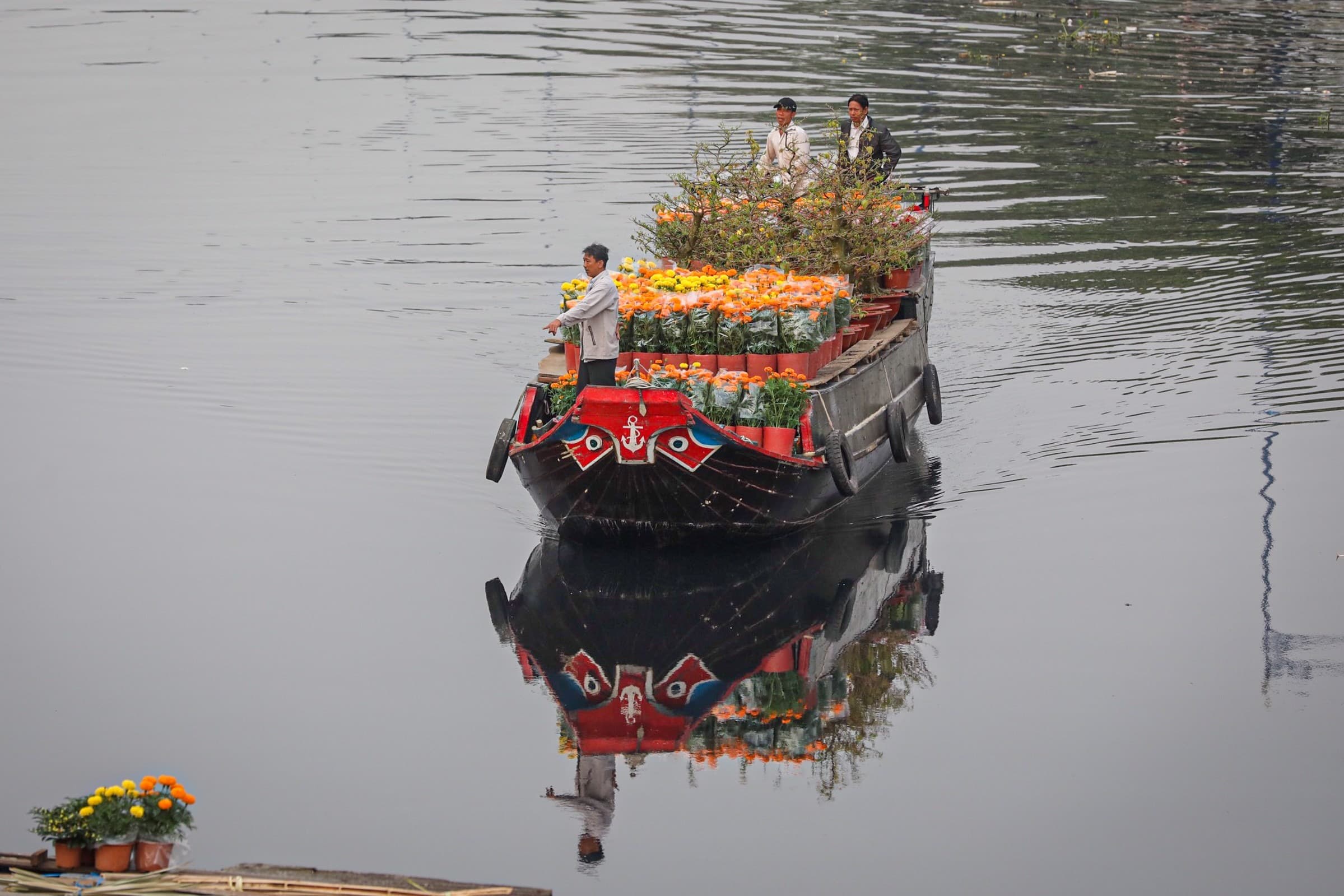 Saigon’s floating flower market blooms for Tet alone