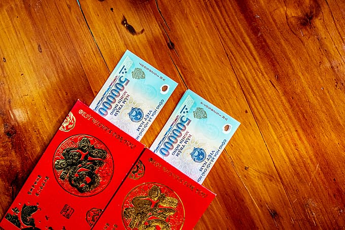 Expats recall brush with lucky money