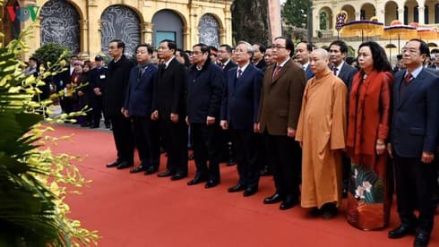 Leaders offer incense at Thang Long Royal Citadel