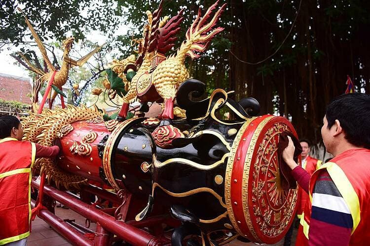 Northern villagers ring in lucky year by lugging giant cannons