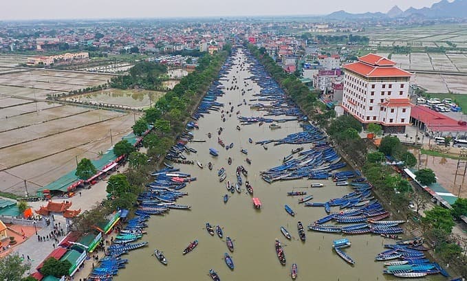 Pilgrim horde descends on Hanoi's Perfume Pagoda
