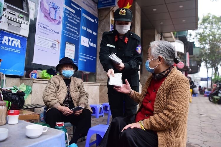 Hanoi police hand out free masks in coronavirus fight