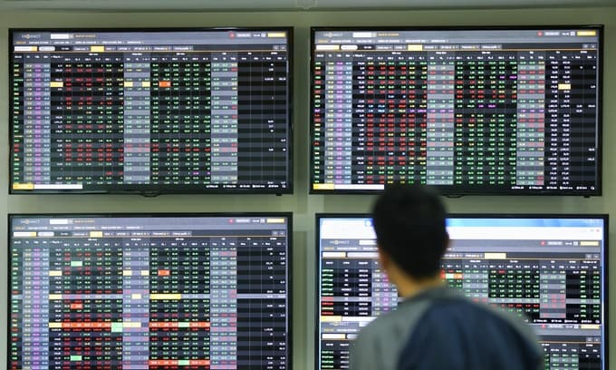 VN-Index plunges to one-year low as coronavirus fears mount