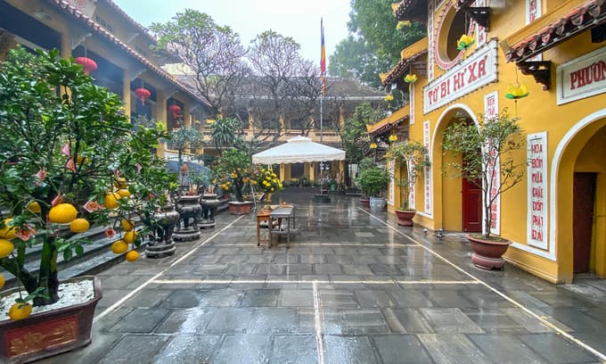 Fast-spreading nCoV bottles festivities across Vietnam