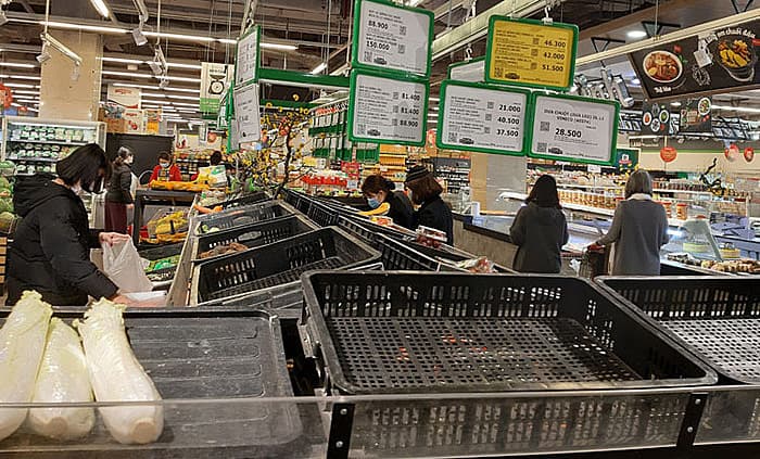 Shelves empty as nCoV-fearing Hanoians stock up on food