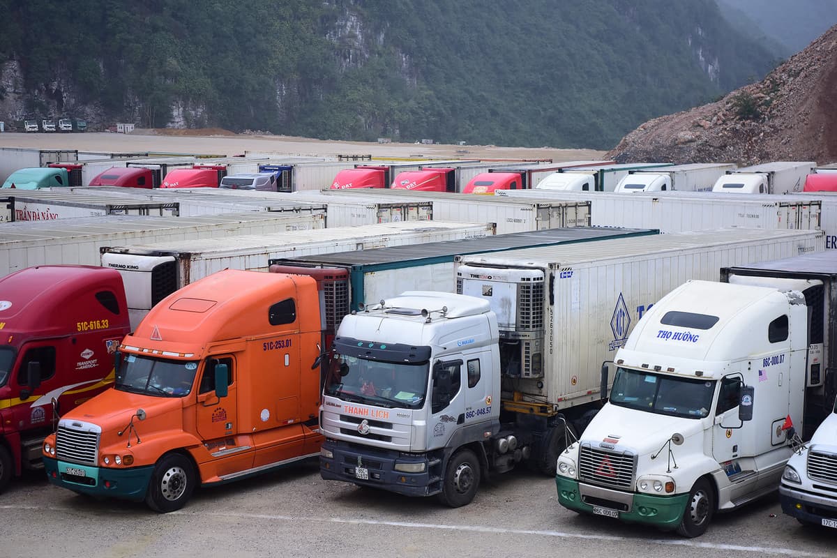 Fruit containers stuck as China border gate closes