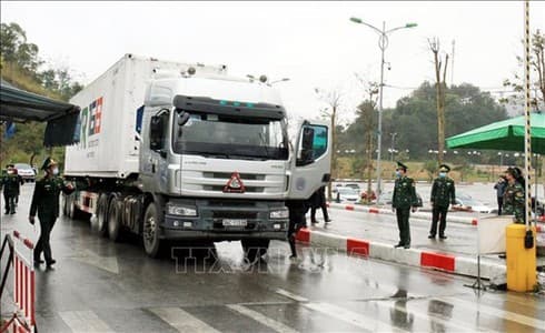 Vietnam restores goods transactions at border gates with China