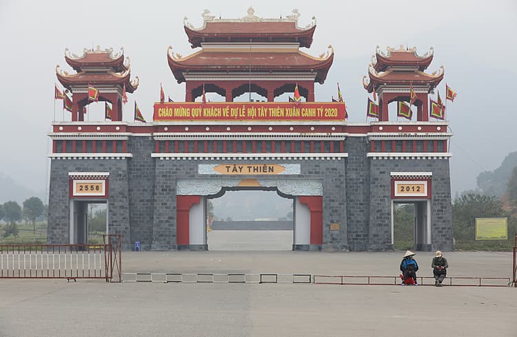 Faithful forgo Buddhist sanctum near Vietnam’s coronavirus hub