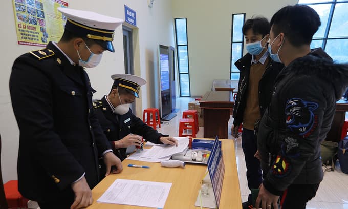 Vietnam calls on interpreters to talk Chinese, South Koreans into quarantine