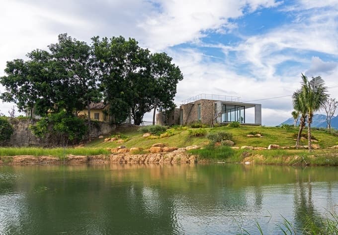 Floating house draws on elemental design