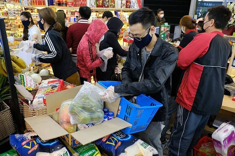 Covid-19 infection keeps Hanoian shoppers up all night