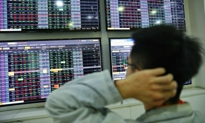 VN-Index edges down, foreign investors ease selling pressure