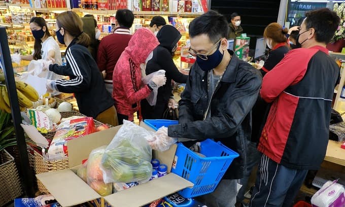 Not essential to stock up on necessities: Hanoi Party chief