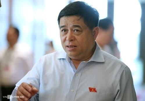 Vietnamese minister tests Covid-19 negative after flying with infected passenger