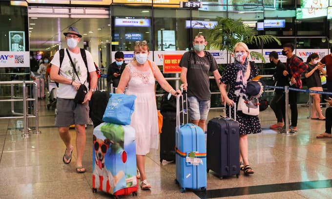 Foreigners must pay for Covid-19 treatment in Vietnam: PM