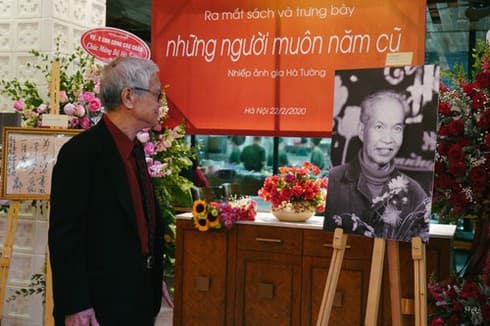 Veteran Hanoi artist’s photobook keeps Vietnam’s glorious art scenes