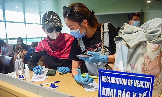 Chased by pandemic, thousands of Vietnamese rush to catch last-minute flights home