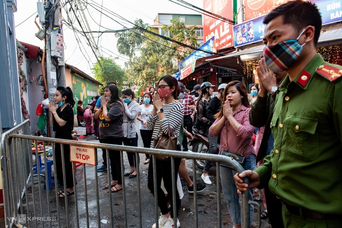Hundreds ignore Covid-19 curfew, flock to Hanoi temple