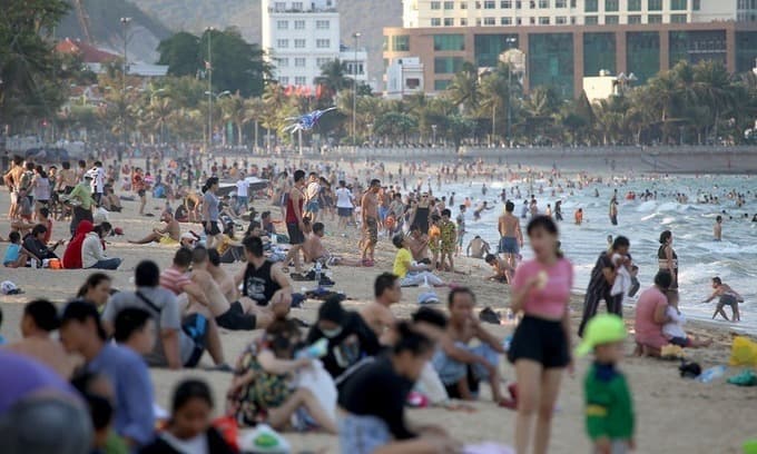 Crowds ignore PM’s social distancing appeal, flock to beaches