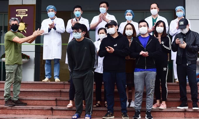 Hanoi hospital releases 11 patients after Covid-19 recovery