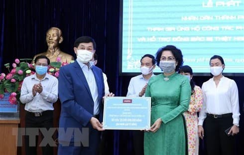 Vietnamese communities abroad join hands in COVID-19 fight