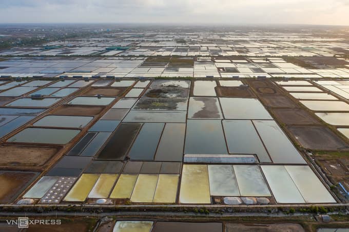 Bac Lieu salt harvest: a taste of perseverance