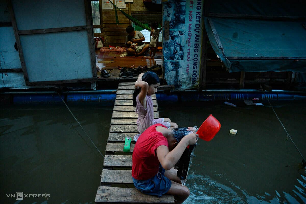 Hanoi migrants stay afloat as Covid-19 contracts economy