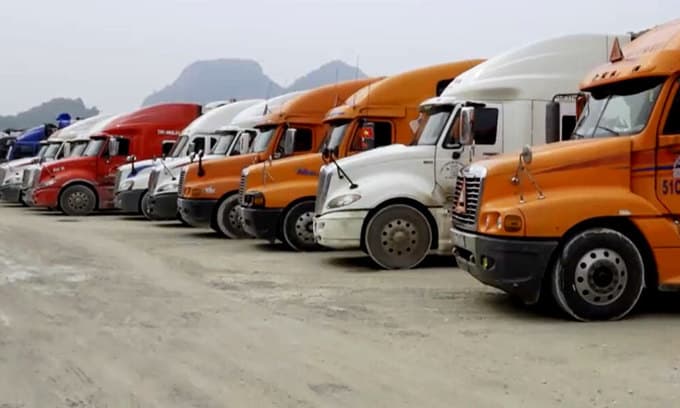 2,600 containers with perishable products pile up at China border