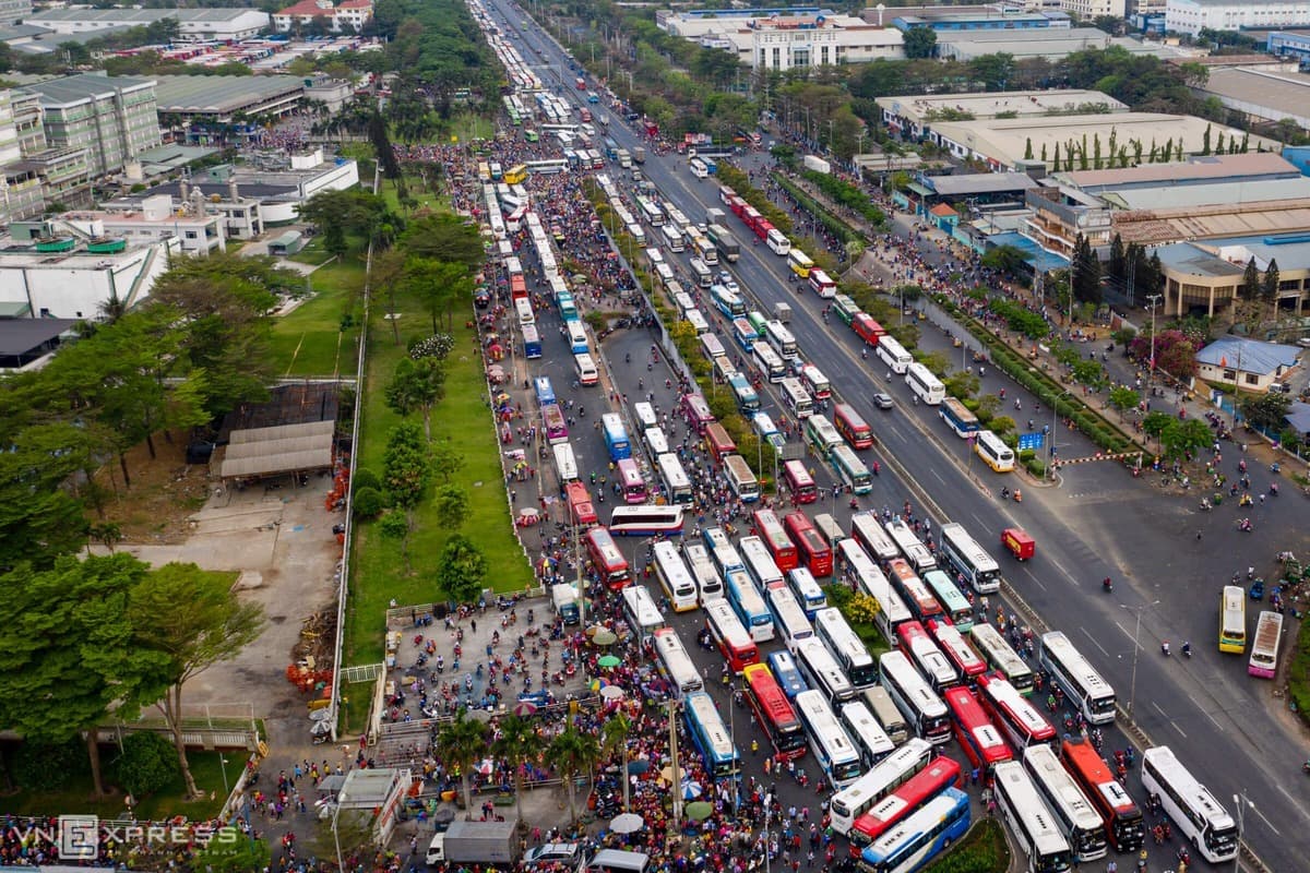 Thousands of workers put themselves at risk in Saigon